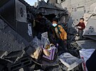 Palestinské dti sbírají vci z domu, který byl znien pi izraelském útoku v...