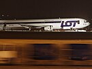 Boeing 767 polských aerolinií LOT, který nouzov pistál ve Varav na letiti...