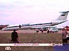 Na snímku poízeném ze záznamu amatérského kameramana je ruské letadlo Tu-134...