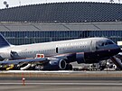 Airbus 319 spolenosti United Airlines sedí na letitní ploe mezinárodního...