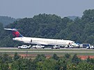 Letadlo spolenosti Delta Airlines sedí na ranveji mezinárodního letit...