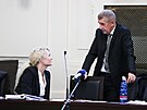 Babi se domlouvá s Janou Nagyovou u soudu v kauze apí hnízdo. (14. února 2024)
