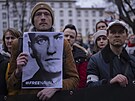 Lidé se úastní protestu ped ruským velvyslanectvím v Berlín na poest...