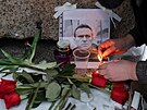 ena zapaluje svíku u portrétu ruského opoziního vdce Alexeje Navalného u...