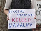 Protestující stojí naproti ruskému velvyslanectví v Londýn. (16. února 2024)
