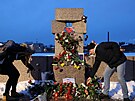 Lidé pokládají kvtiny k památníku obtem politických represí po smrti ruského...