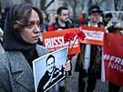 ena drí kvtiny a fotografii ruského opoziního vdce Alexeje Navalného, kdy...