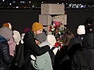 Lidé pokládají kvtiny k památníku obtem politických represí v Petrohrad po...