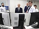 Ruský prezident Vladimir Putin poslouchá výklad pi návtv Centra diagnostiky...