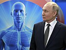 Ruský prezident Vladimir Putin pi návtv Centra diagnostiky a telemedicíny v...