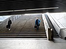 Ve zl�nsk�m podchodu na n�m�st� Pr�ce nefunguje eskal�tor, ani v�tah. (�nor...
