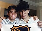 Jaromír Jágr (vpravo) a Jií légr drí vlajeku s logem ligy bhem draftu do...