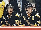 LEGENDÁRNÍ DUO. Úto�níci Jaromír Jágr (68) a Mario Lemieux na st�ída�ce...