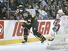 Hokejový úto�ník Jaromír Jágr z Pittsburghu (68) kouzlí s kotou�em za brankou...