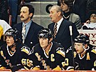 Slavná hokejová lajna ve slo�ení Jaromír Jágr, kapitán Mario Lemieux a Ron...