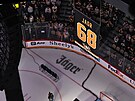 Dres Jaromíra Jágra stoupá ke stropu haly v Pittsburghu.