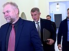 Obalovaný Andrej Babi (uprosted) odchází ze soudní budovy