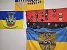 Dílnu zdobí vlajky pluk, respektive prapor, kterým Lesya na Ukrajinu dodává...