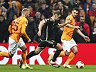 Sparanský útoník Jan Kuchta se snaí utéct fotbalistm Galatasaraye ve...
