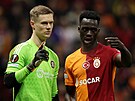 Branká Sparty Peter Vindahl a obránce Galatasaraye Davinson Sánchez