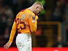 Dánský obránce Victor Nelsson opoutí hit po ervené kart. Galatasaray v...