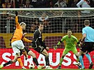 Hvzdný Mauro Icardi z Galatasaraye stílí gól v utkání Evropské ligy proti...