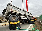 Likvidace nehody n�kladn�ho vozidla, ze kter�ho se na vozovku D48 u...