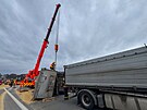 Likvidace nehody n�kladn�ho vozidla, ze kter�ho se na vozovku D48 u...
