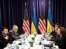 Ukrajinský prezident Volodymyr Zelenskyj, americká viceprezidentka Kamala...