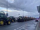 Magistrálu v severním smru u zaplnily peván pouze traktory. (19. února...