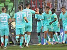 Fotbalisté Slavie oslavují gól v utkání proti Karviné.