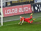 Branká Zlína Stanislav Dostál inkasuje gól v utkání proti Teplicím.