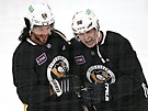 Kris Letang (vlevo) a Jaromír Jágr na tréninku  Pittsburghu.