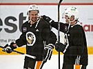 Erik Karlsson (vlevo) a Jaromír Jágr na tréninku Pittsburgh Penguins.
