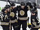 Hokejisté Boston Bruins slaví gól v utkání proti LA Kings.