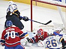 Alexey Toropchenko ze St. Louis Blues stílí gól brankáovi Montrealu Jaku...