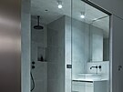 Minimalistická koupelna se transparentn zaleuje do celého prostoru.