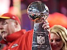 Trofej pro vítze Super Bowlu v ruce trenéra Kansas City Chiefs Andyho Reida.