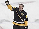 Jaromír Jágr zdraví fanou�ky Pittsburghu p�i rozbruslení p�ed zápasem s Los...