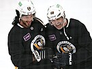Jaromír Jágr (vpravo) �ertuje na tréninku Pittsburghu s Krisem Letangem.
