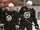 Jaromír Jágr �ertuje na tréninku Pittsburghu se Sidneym Crosbym.