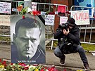 U ruského velvyslanectví vzniklo pietní místo za Alexeje Navalného