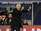 Kou� Realu Madrid Carlo Ancelotti rozdává pokyny svým sv��enc�m b�hem zápasu s...