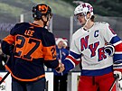 Anders Lee (27) z New York Islanders a Jacob Trouba (8) z New York Rangers ped...