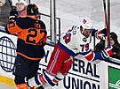 Anders Lee (27) z New York Islanders v derby s New York Rangers srazil...