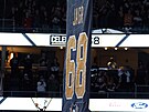 �íslo 68 mí�í ke stropu v hale Pittsburgh Penguins.