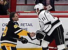Jaromír Jágr (vlevo) v dresu Pittsburgh Penguins se zdraví s An�em Kopitarem z...