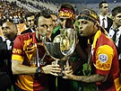 Tomá Ujfalui, Fernando Muslera a Felipe Melo (zleva) z Galatasaray slaví zisk...