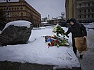 Lidé pokládají kvtiny k památníku v Moskv, aby uctili zesnulého opoziního...