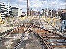 Kvli rekonstrukci Libeskho mostu se na mostnm tlese instaluje tramvajov...